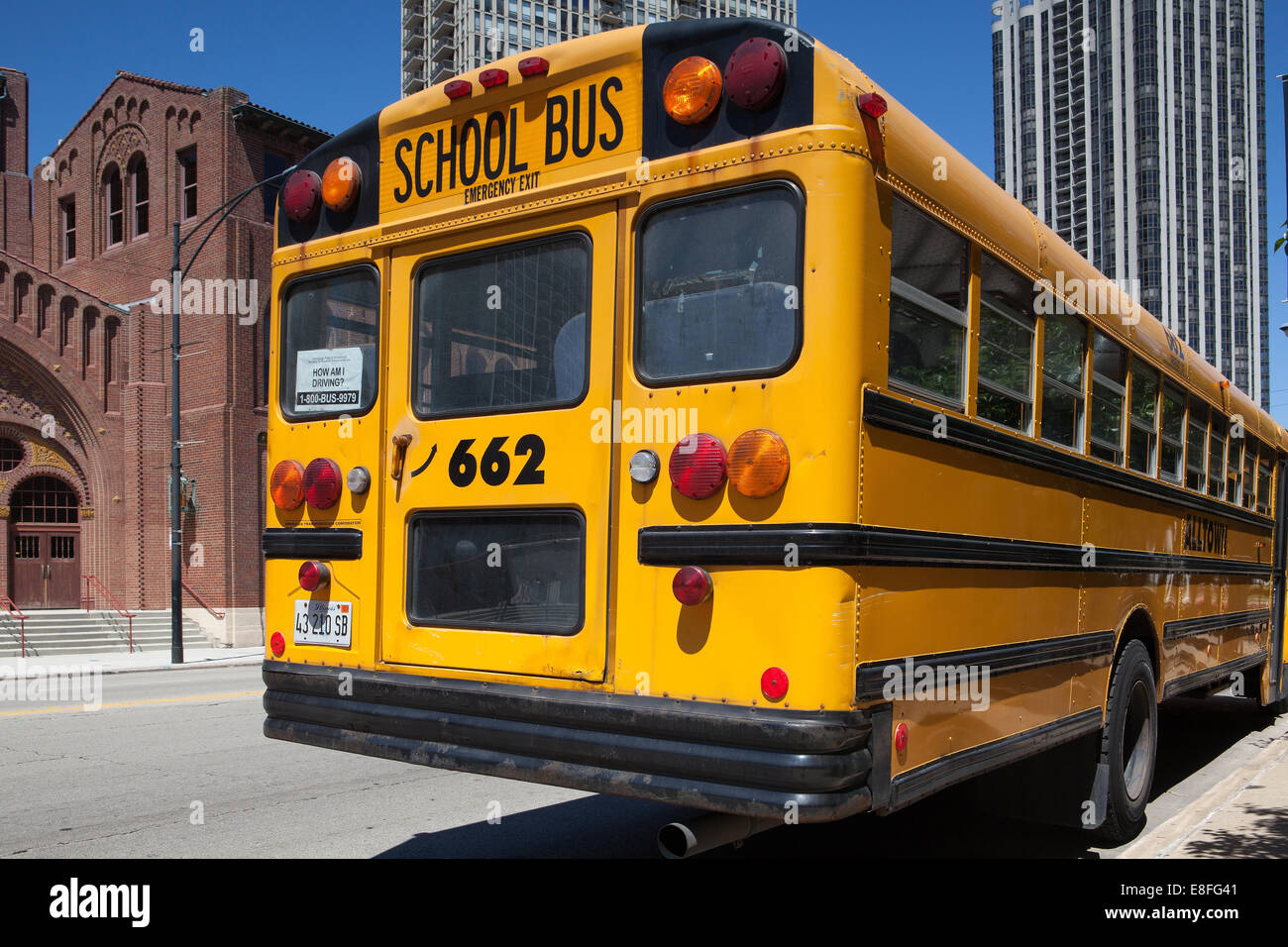 CHICAGO, STATI UNITI D'AMERICA - luglio 12,2013 : tipico american yellow school bus prima del D.L.Moody Memorial Church e domenica scuola di Chicago Foto Stock