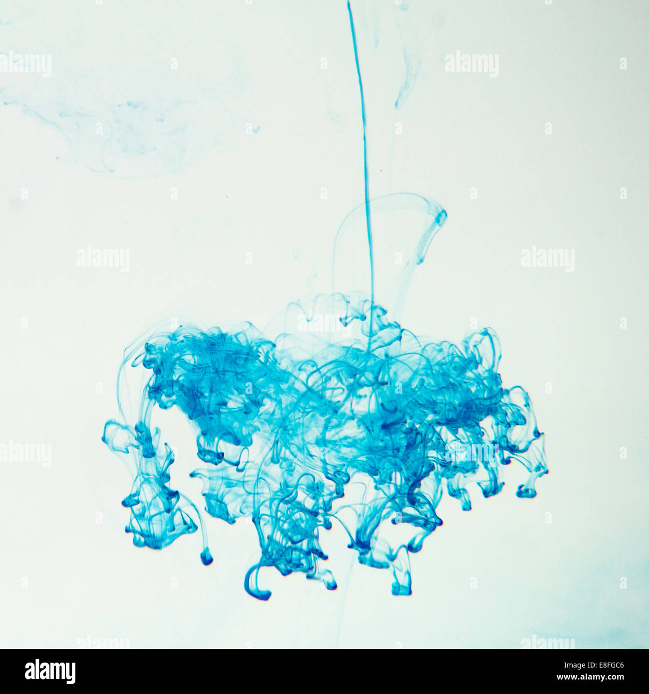 Inchiostro blu sciogliendo in acqua Foto Stock