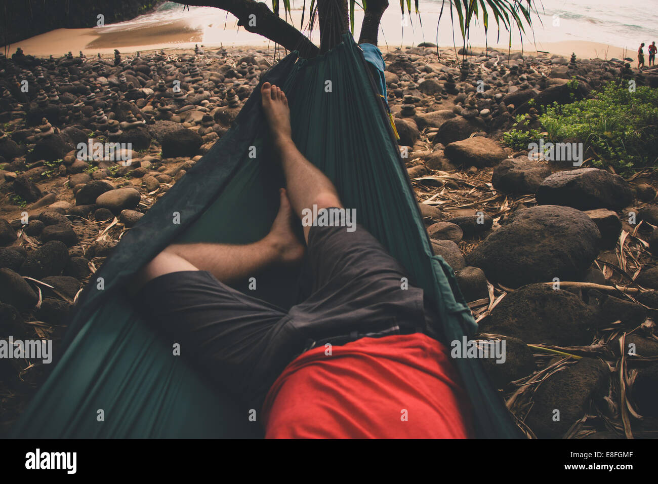 Stati Uniti d'America, Isole Hawaii, Kauai, sezione bassa dell'uomo relax su amaca Foto Stock
