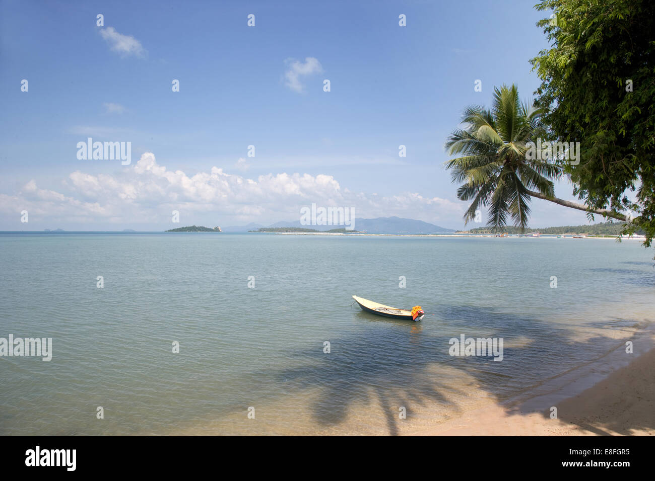 Thailandia, Ko Samui, Soi Nalat, Baan Thurian, vista della spiaggia, seascape e barca Foto Stock