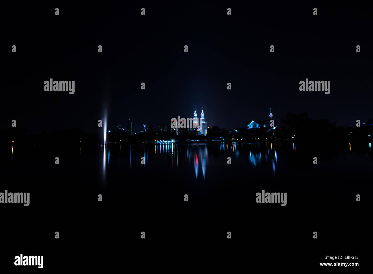 Malaysia, Kuala Lumpur, skyline della città di notte Foto Stock