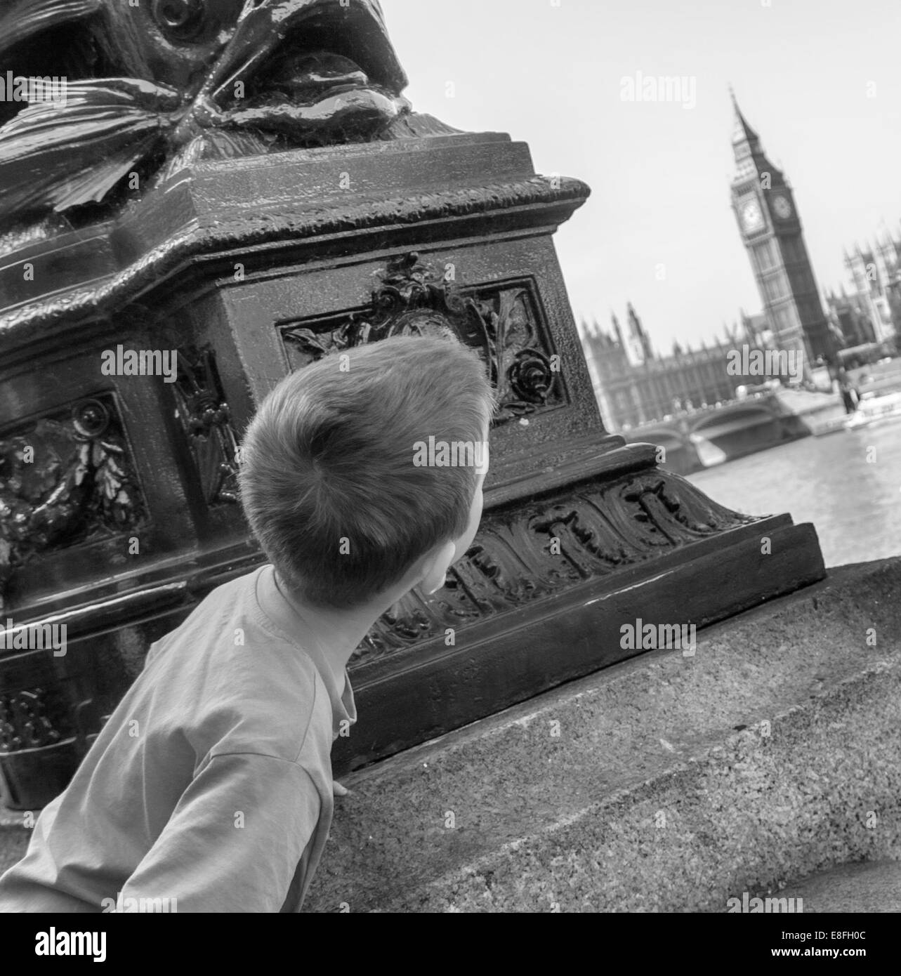 Ragazzo guardando Big ben, Londra, Inghilterra, Regno Unito Foto Stock