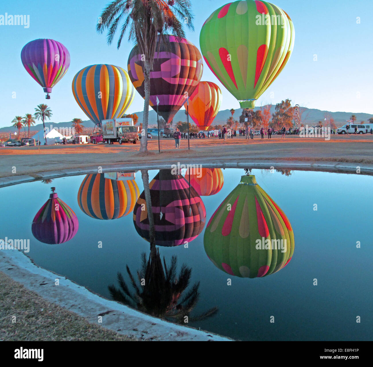 Stati Uniti d'America, Arizona, Mohave County, Lake Havasu City, Beachcomber Boulevard, Lake Havasu, Lake Havasu Balloon Festival, i palloni ad aria calda si riflette in stagno Foto Stock