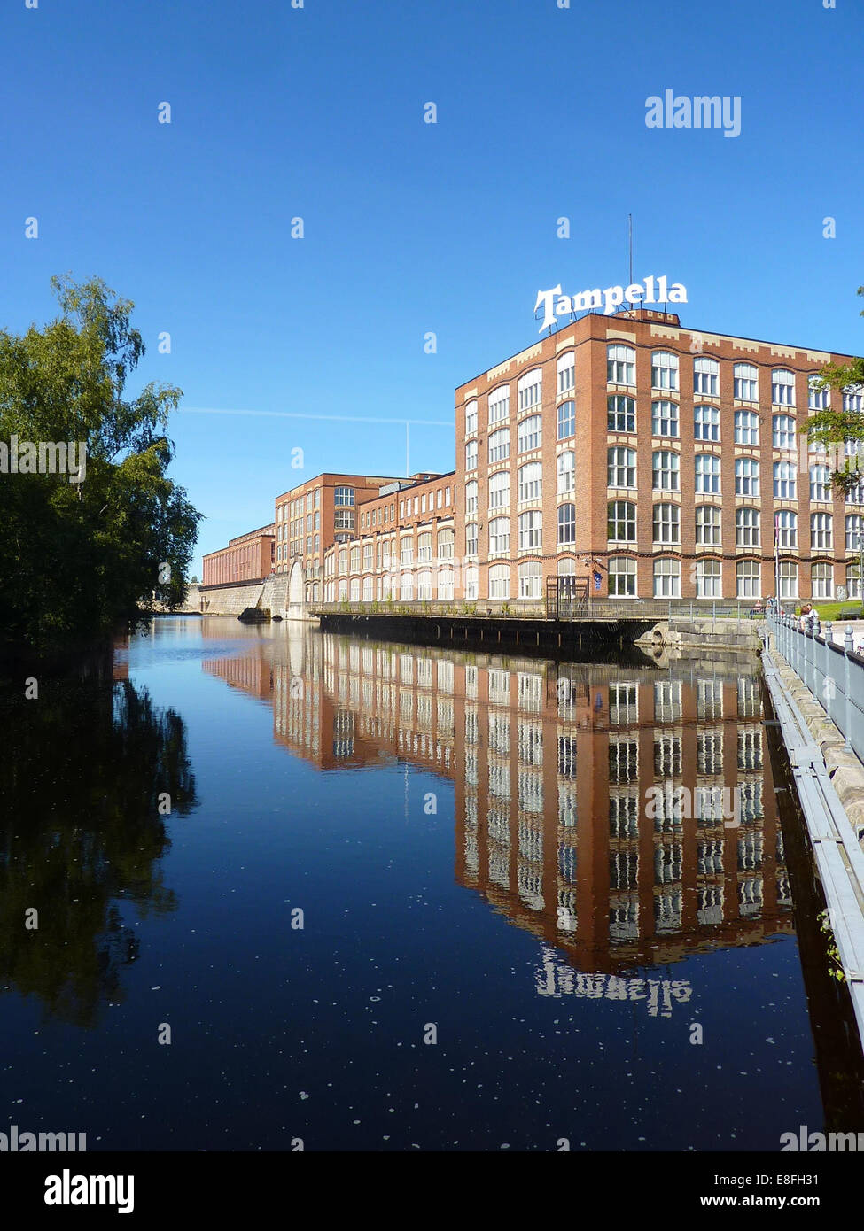 Finlandia, Pirkanmaa, Tampere, fabbrica di mattoni si riflette nel canale Foto Stock