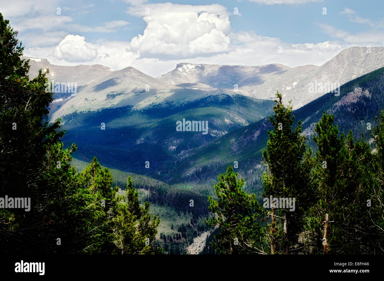 Stati Uniti d'America, montagne rocciose con ombre di nuvole Foto Stock