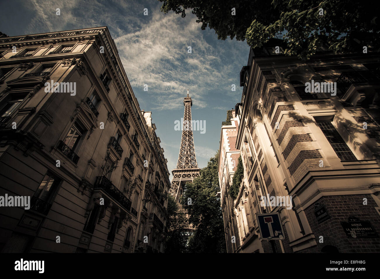 Francia, Parigi Torre Eiffel visto dalla strada Foto Stock