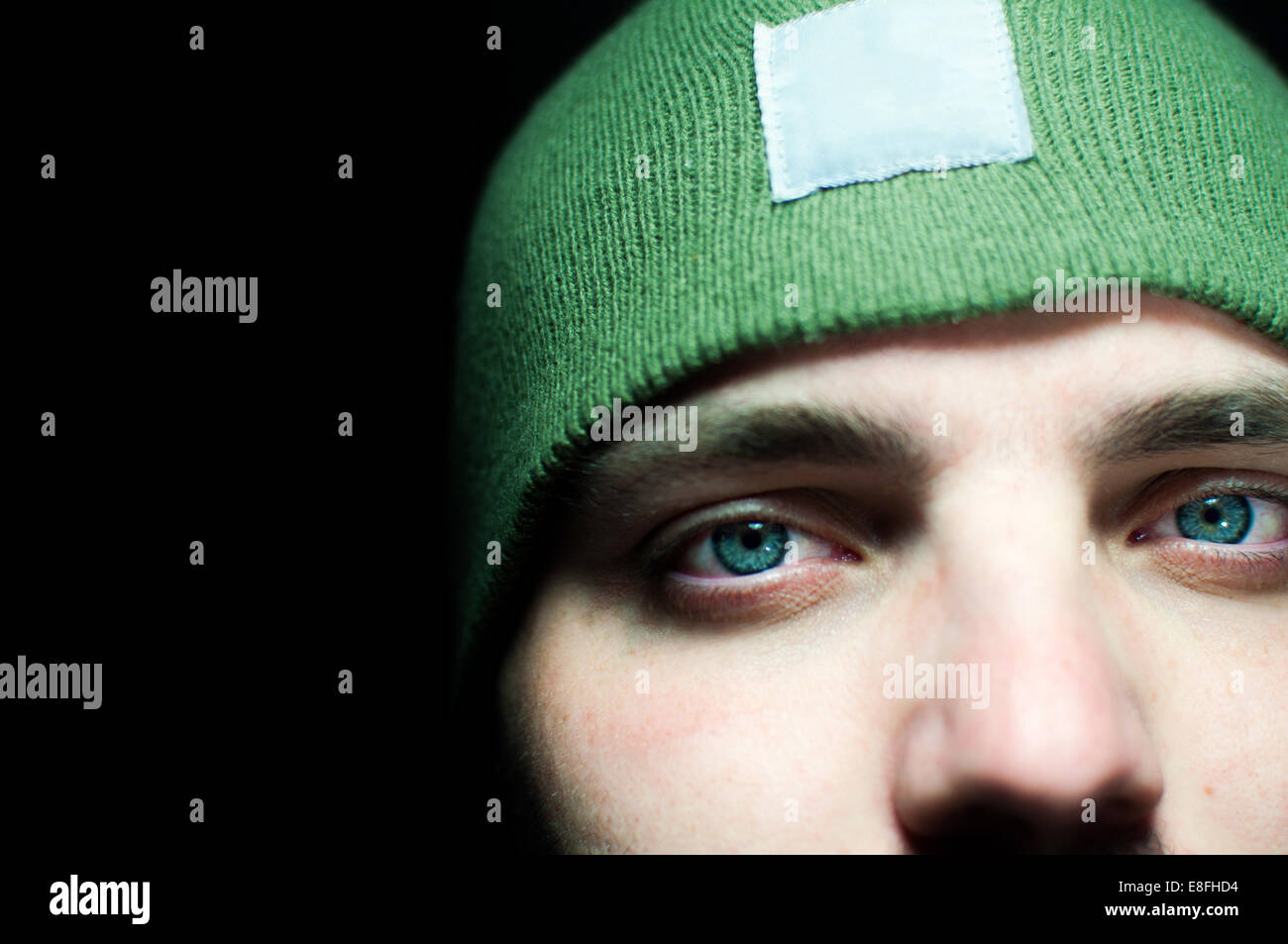 Close-up ritratto di un uomo che indossa un beanie hat Foto Stock