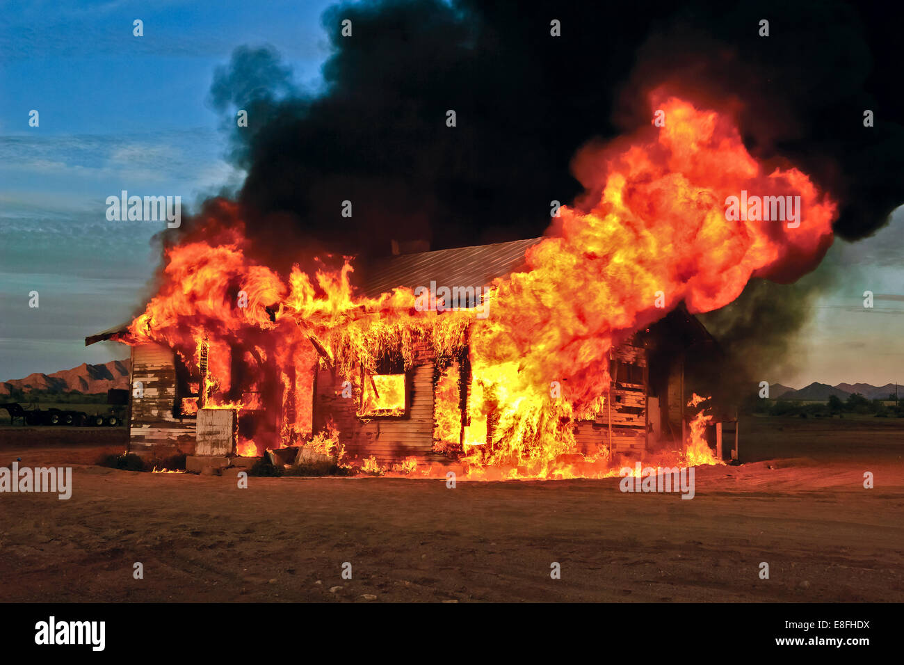 Casa abbandonata sul fuoco, Gila Bend, Arizona, Stati Uniti Foto Stock