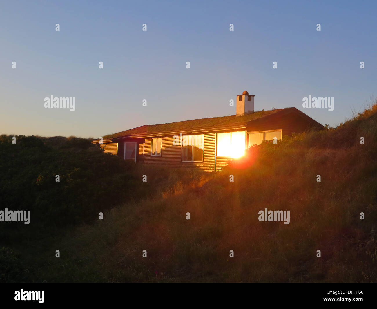 Summerhouse in dune di sabbia al crepuscolo, Danoe, Jutland, Danimarca Foto Stock