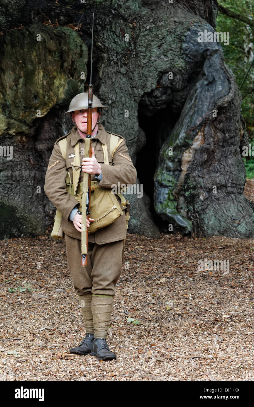 Storico vivente del reggimento di Manchester 'presenta bracci' - Short Magazine Lee Enfield rifle SMLE Mk III bolt action & baionetta Foto Stock