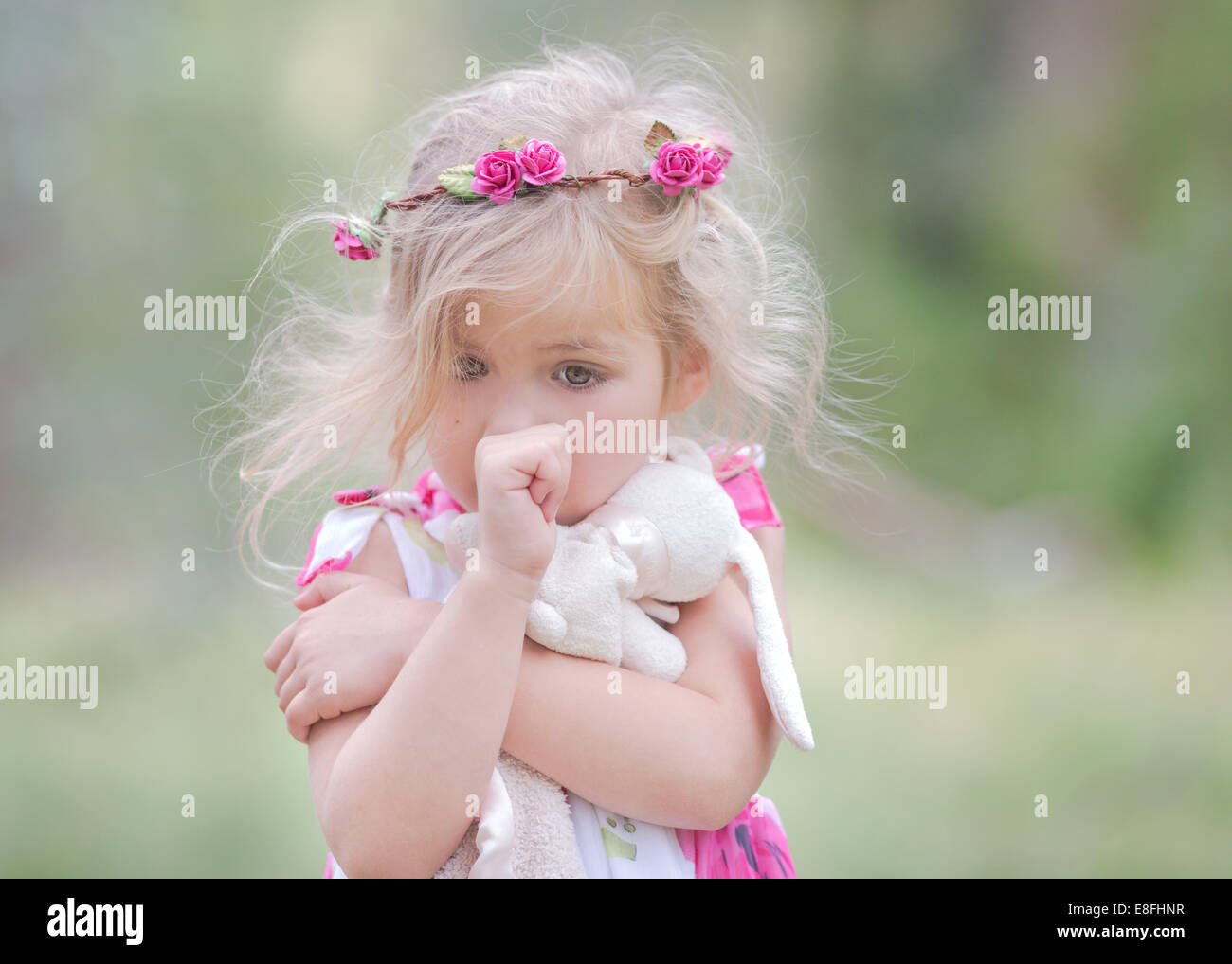 Ritratto di una ragazza che succhia il pollice e stringe il suo morbido giocattolo di coniglio, California, USA Foto Stock
