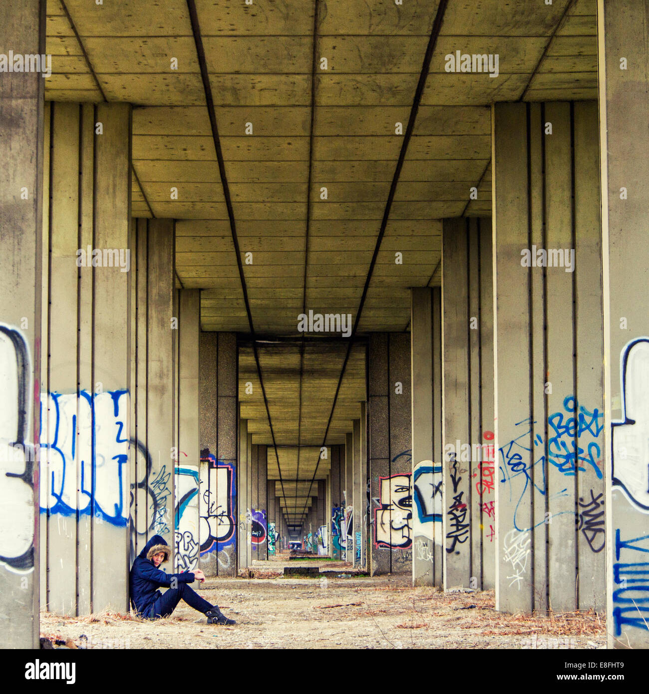 Croazia, Zagabria donne sotto il ponte con le linee principali Foto Stock