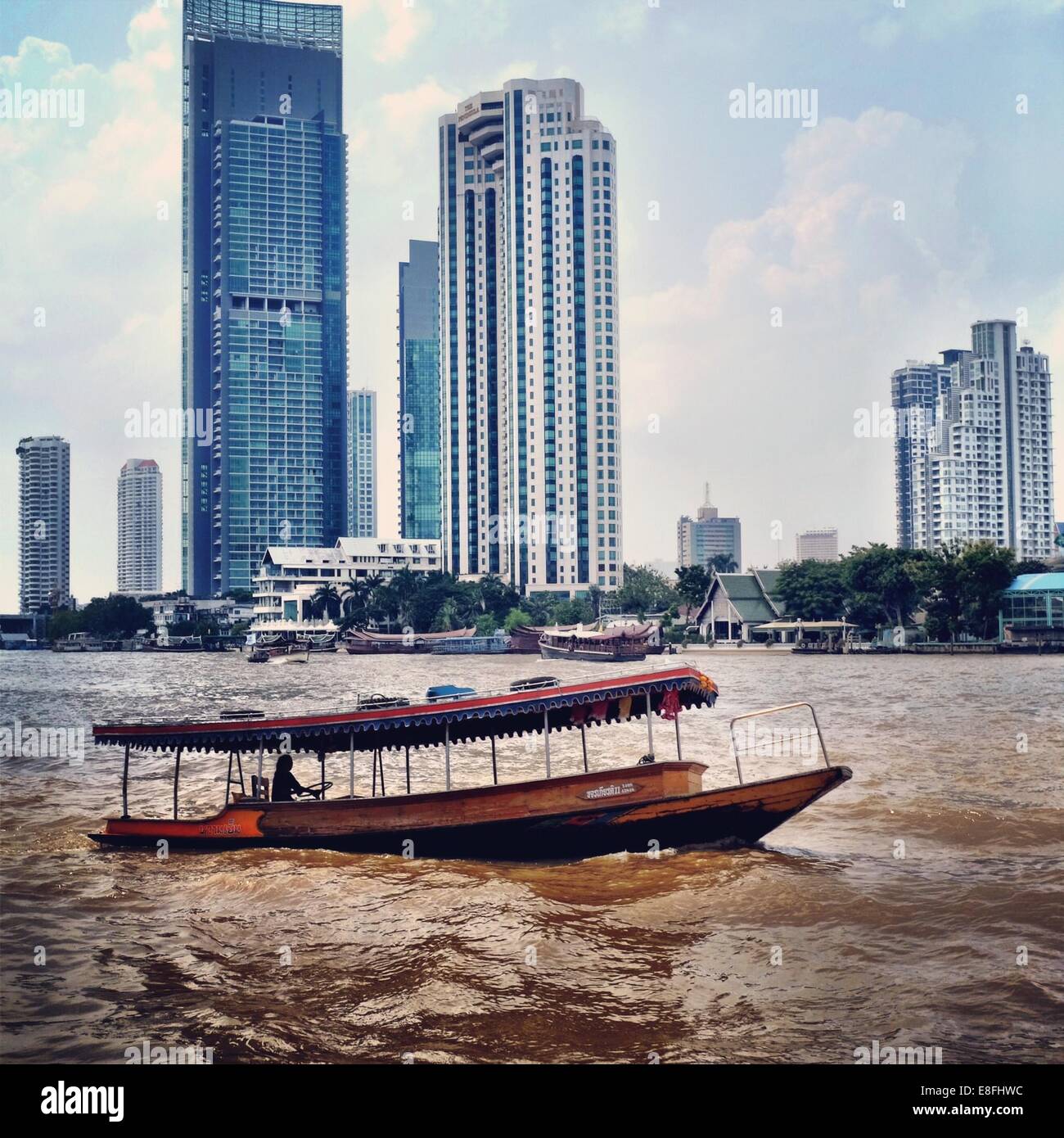Thailandia, Bangkok, in barca sul fiume e la città Foto Stock