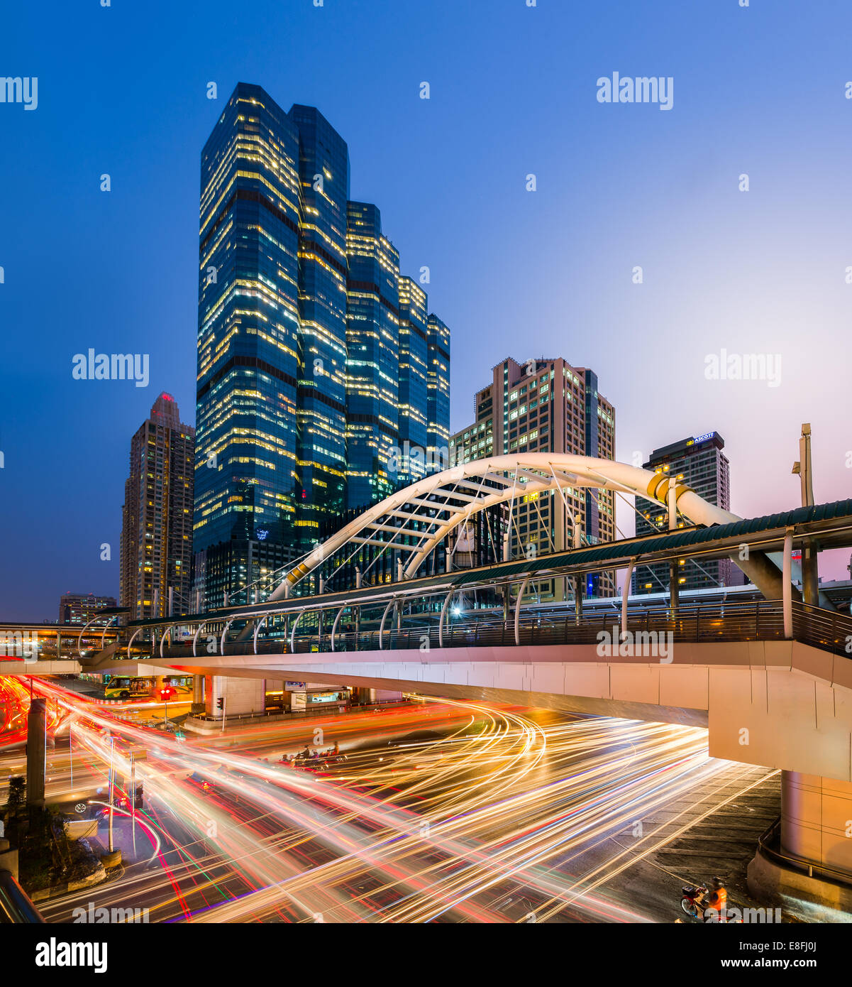 Thailandia, Bangkok, Bang Rak distretto, vista di Chong Nonsi Stazione BTS di notte Foto Stock