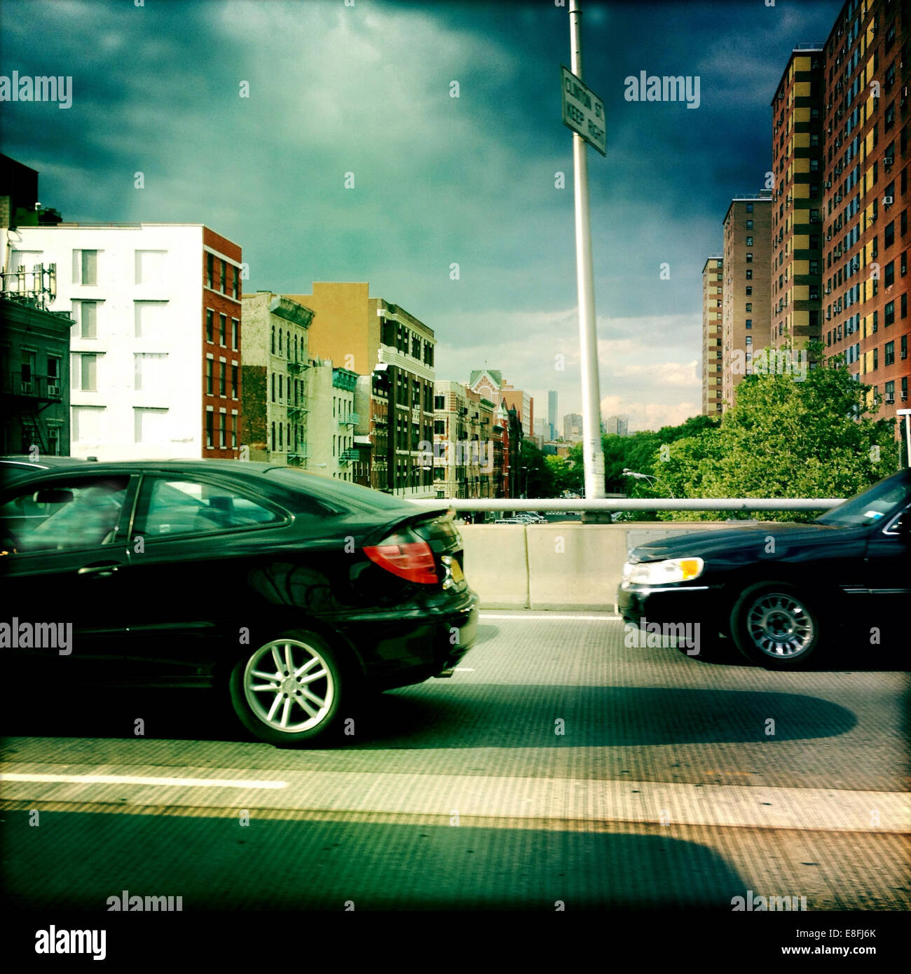 Stati Uniti d'America, nello Stato di New York, New York City, Queens, scena urbana con il traffico Foto Stock