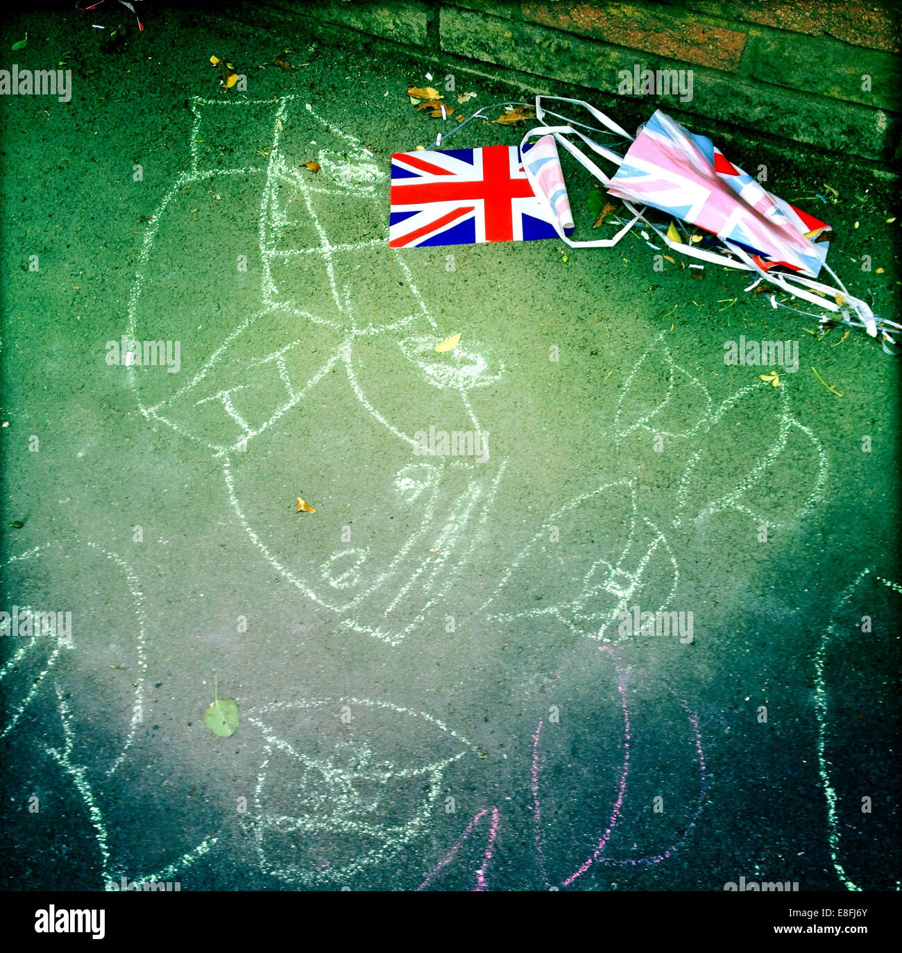 Regno Unito, Inghilterra, Londra, gesso disegni sul marciapiede e bunting accanto ad esso Foto Stock