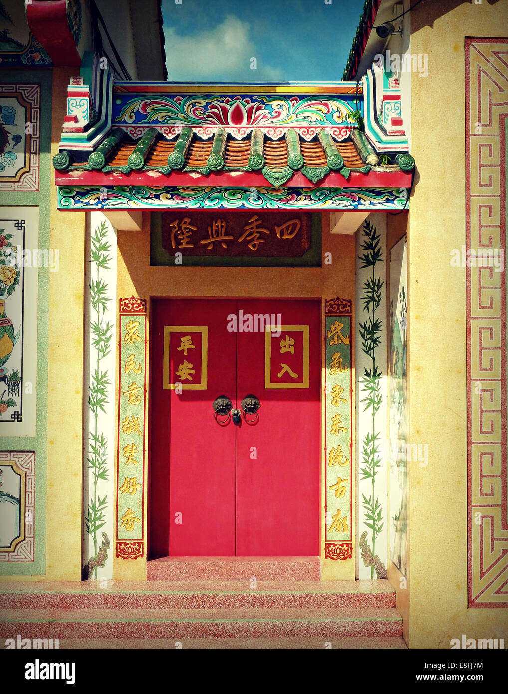 Thailandia, Khon Kaen Provincia, Porta Rossa al tempio Foto Stock