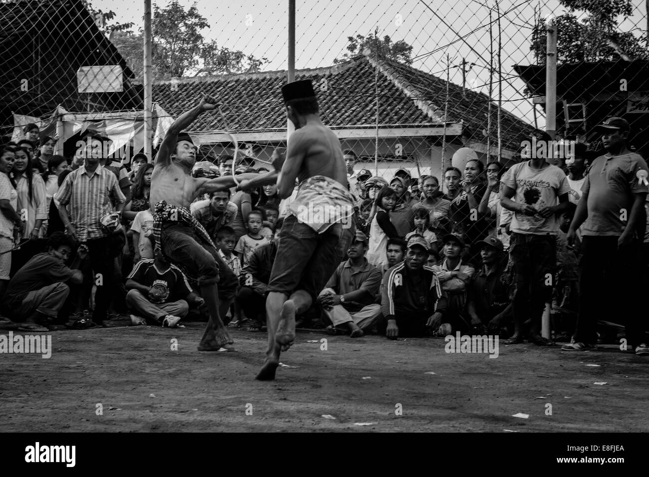Indonesia, Dabasah, Bondowoso, uomini giocando OJUNG Foto Stock