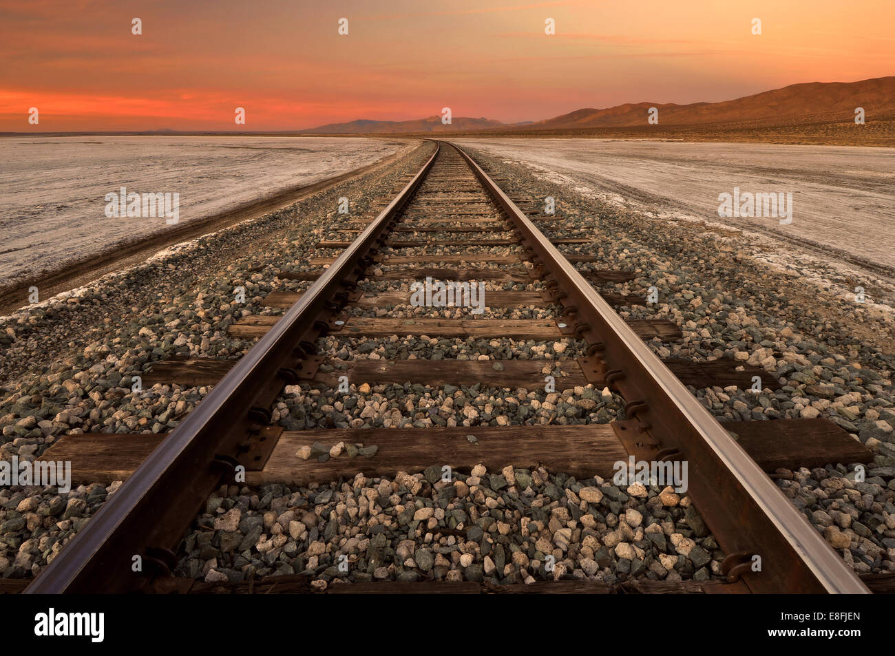 Stati Uniti, California, i binari della ferrovia attraverso Koehn Dry Lake sul Deserto Mojave Foto Stock