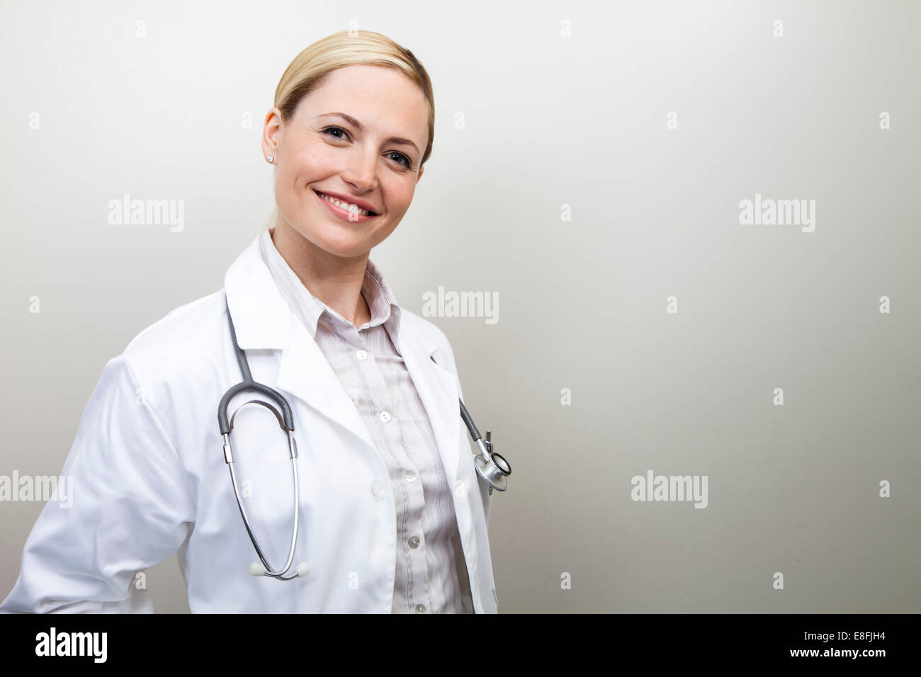 Ritratto di un giovane medico donna Foto Stock