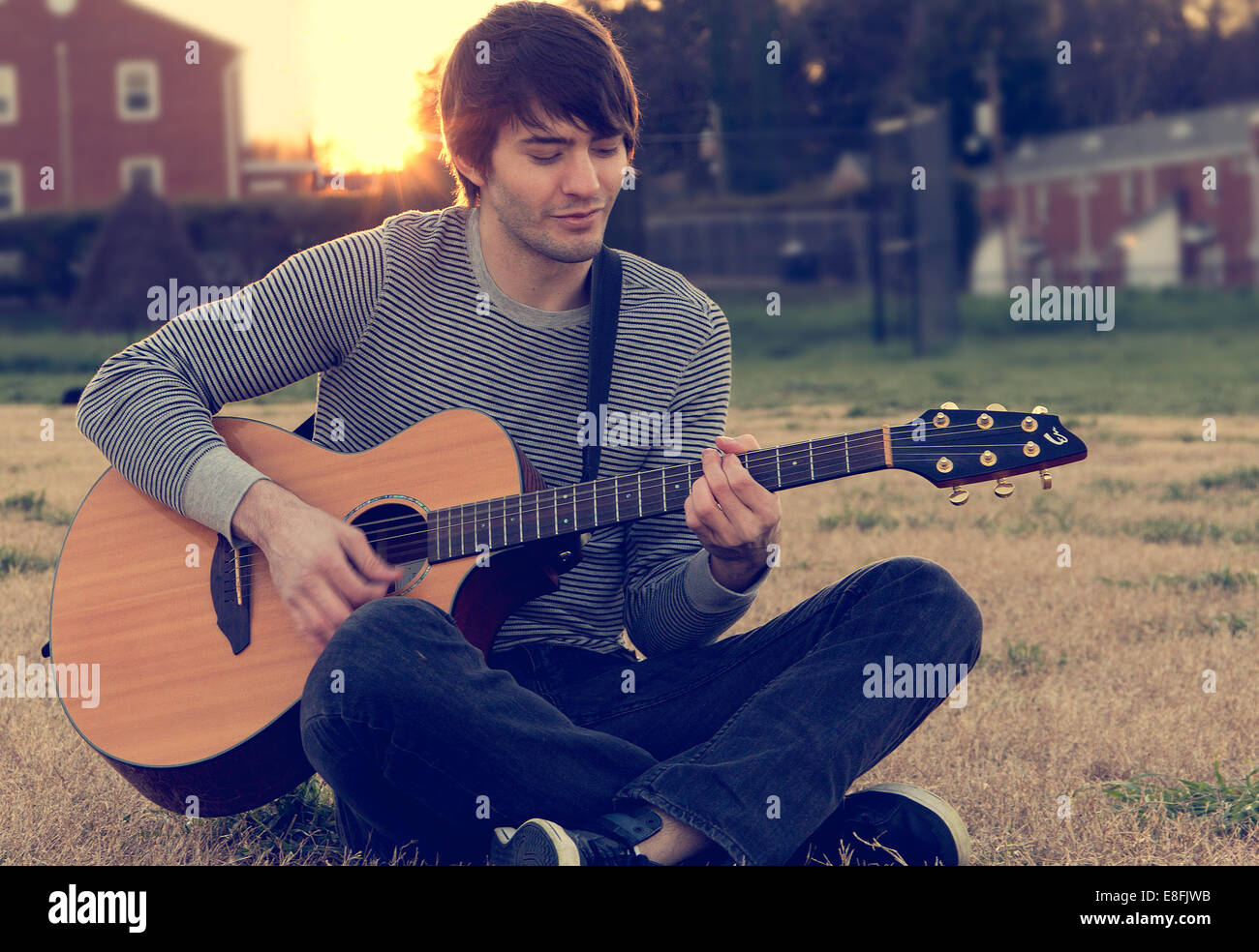 Giovane uomo a suonare la chitarra Foto Stock