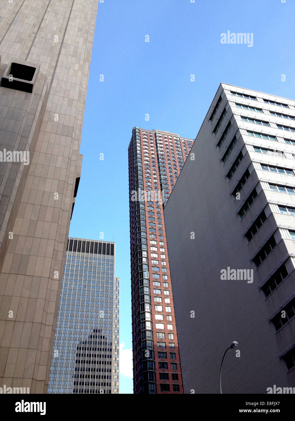 Stati Uniti d'America, nello Stato di New York, New York City, Città edifici visto da sotto Foto Stock