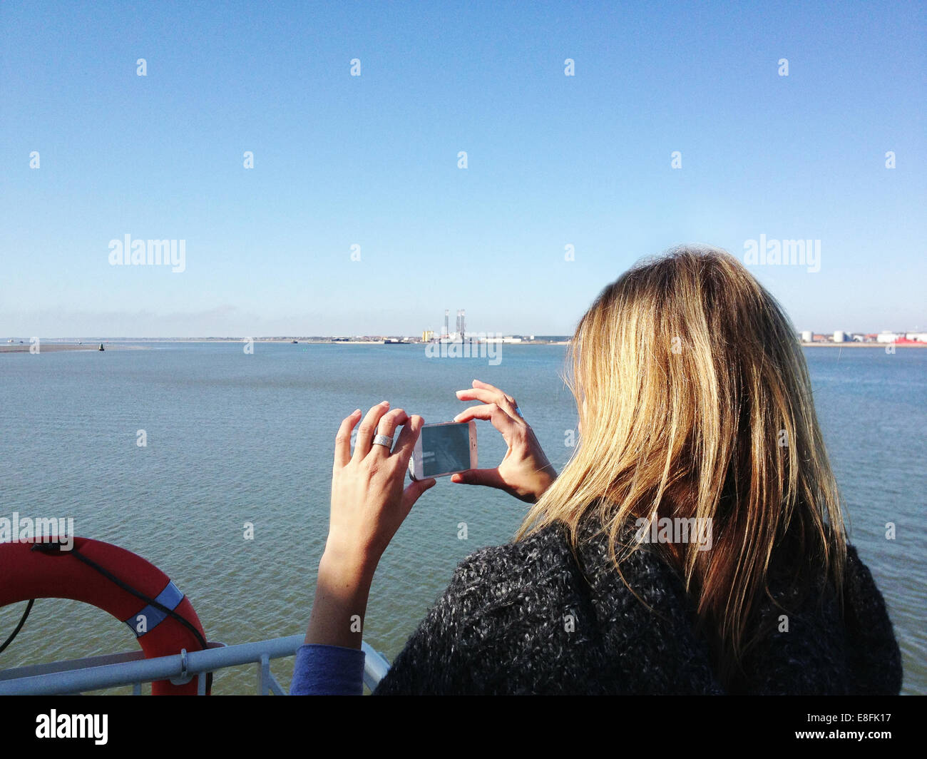 Donna sul traghetto di scattare una foto, Fanoe, Danimarca Foto Stock