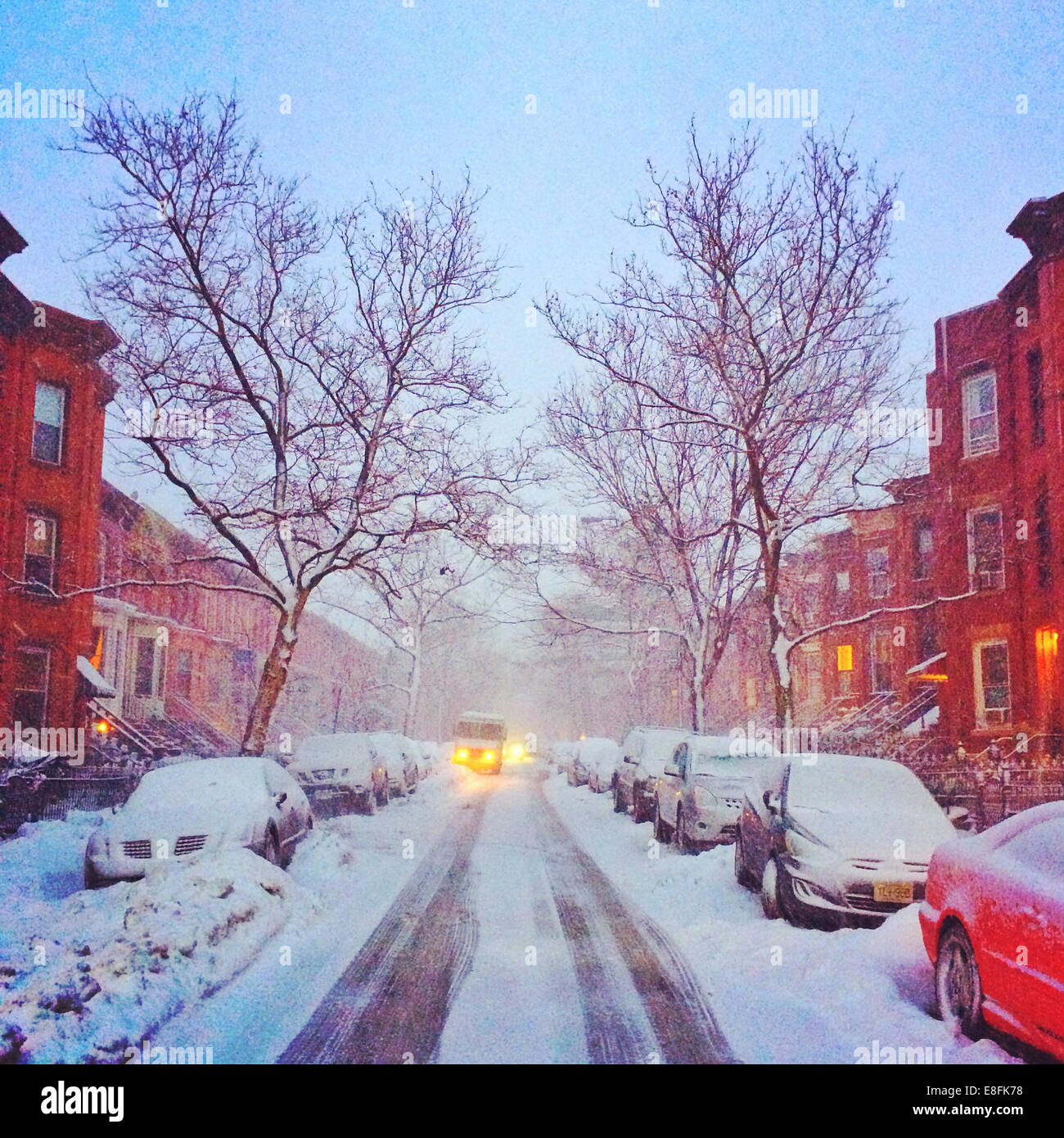 Strada residenziale nella neve, Brooklyn, New York, USA Foto Stock