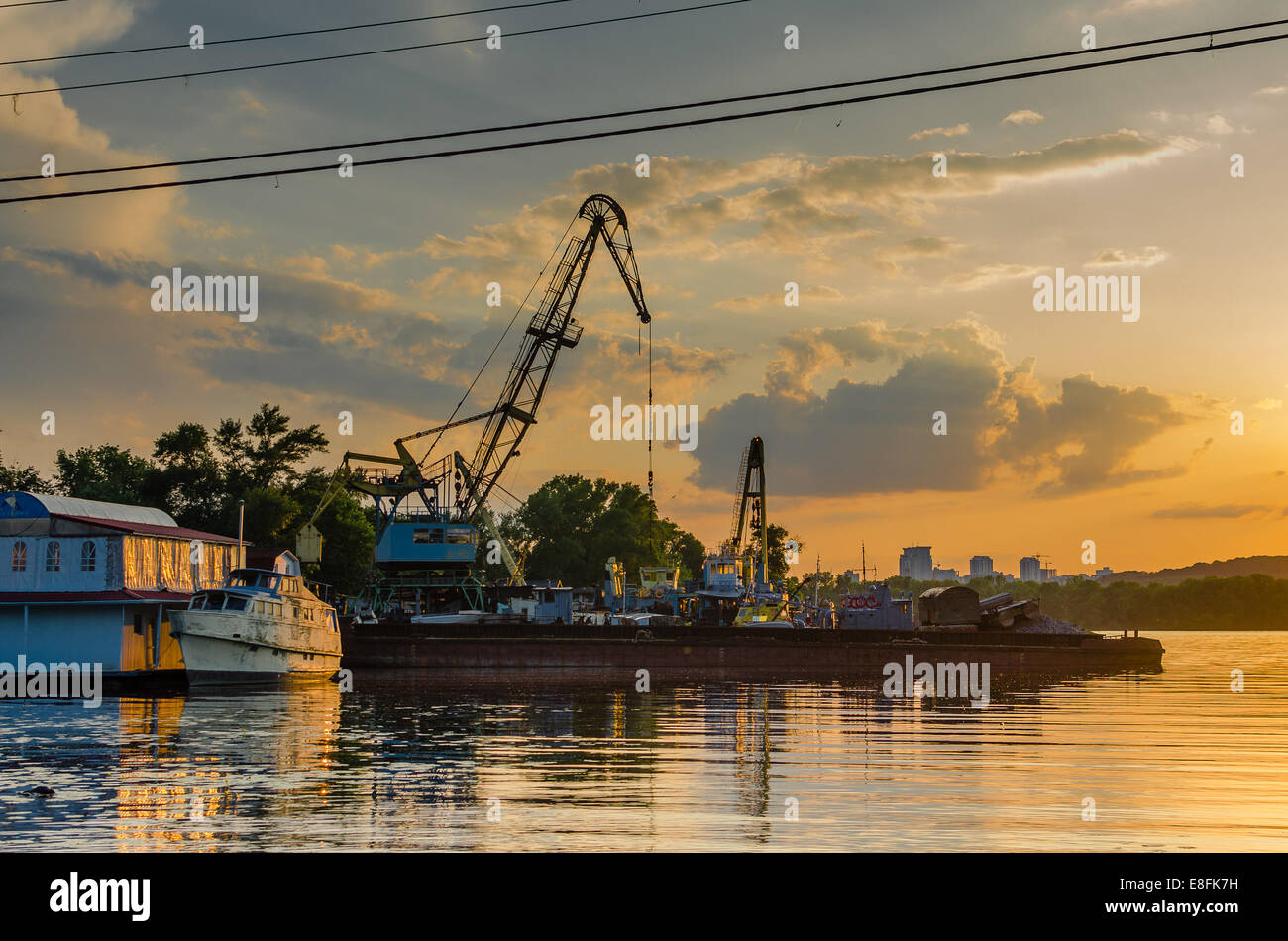 Ucraina, Kiev, vecchio dock e nave Foto Stock