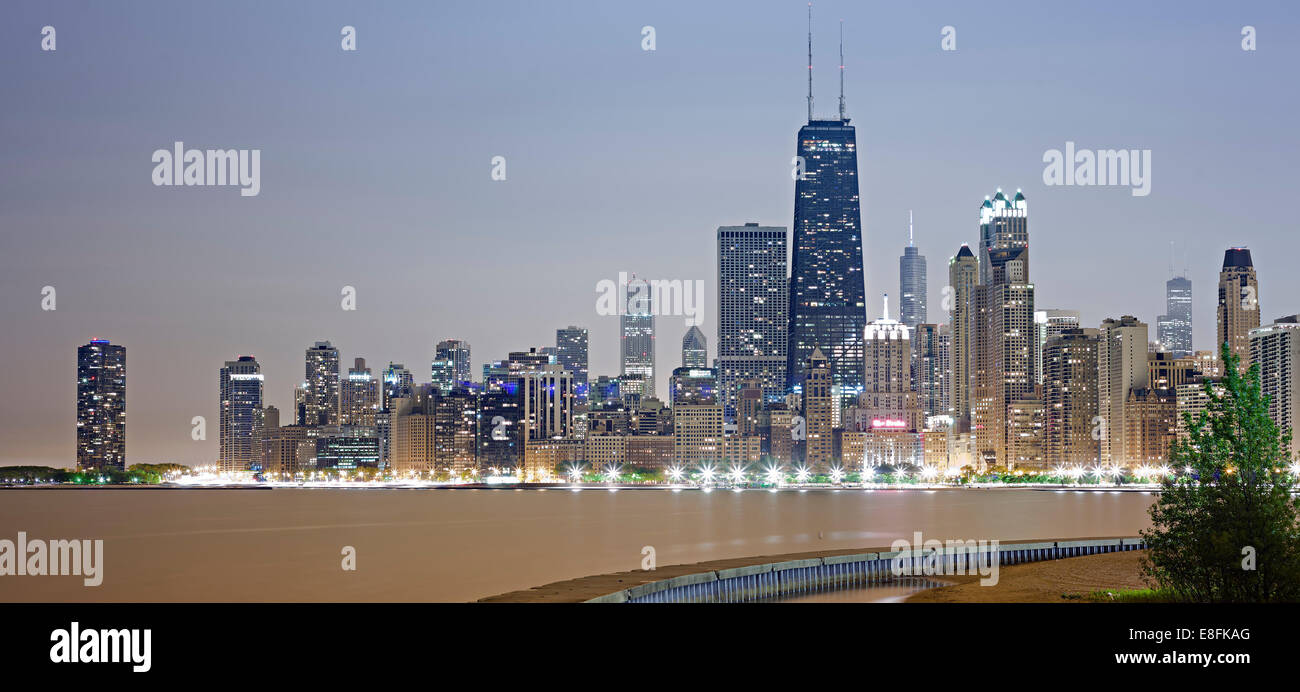 Skyline della città di notte, Chicago, Stati Uniti Foto Stock
