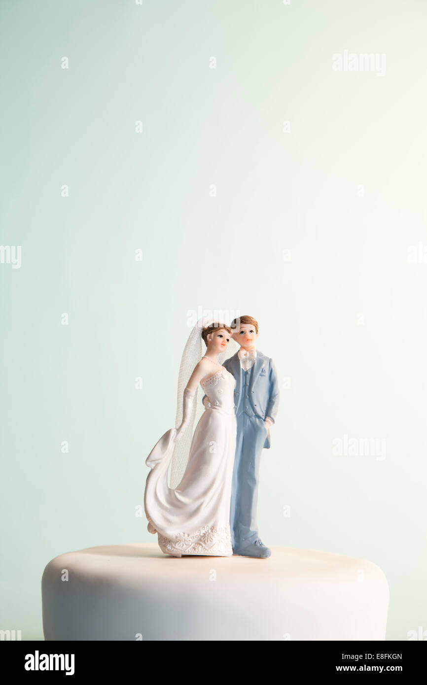 Sposa e lo sposo figurine sulla parte superiore della torta di nozze Foto Stock