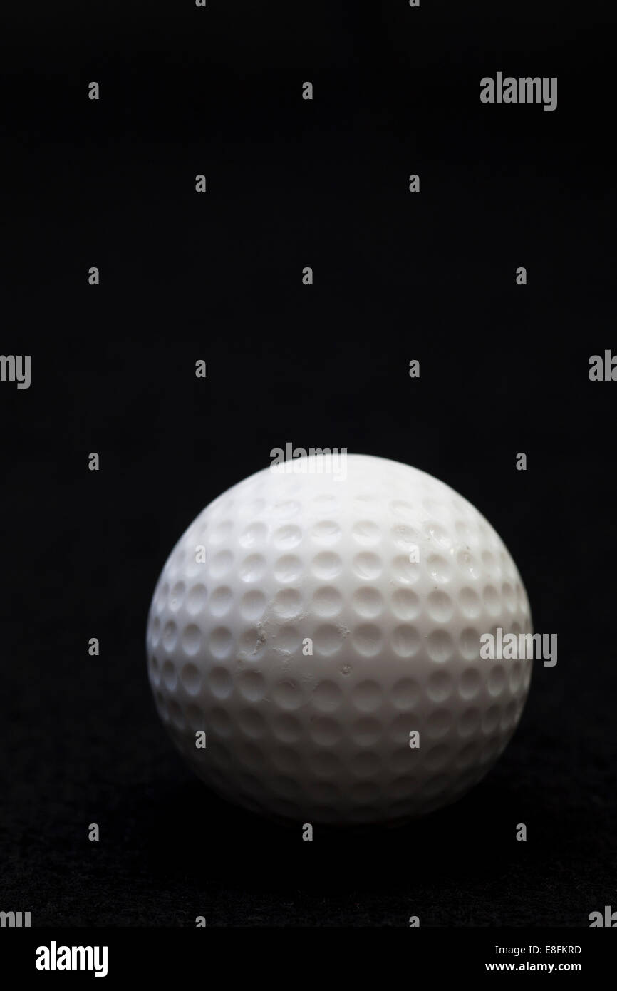 Primo piano di una pallina da golf su sfondo nero Foto Stock