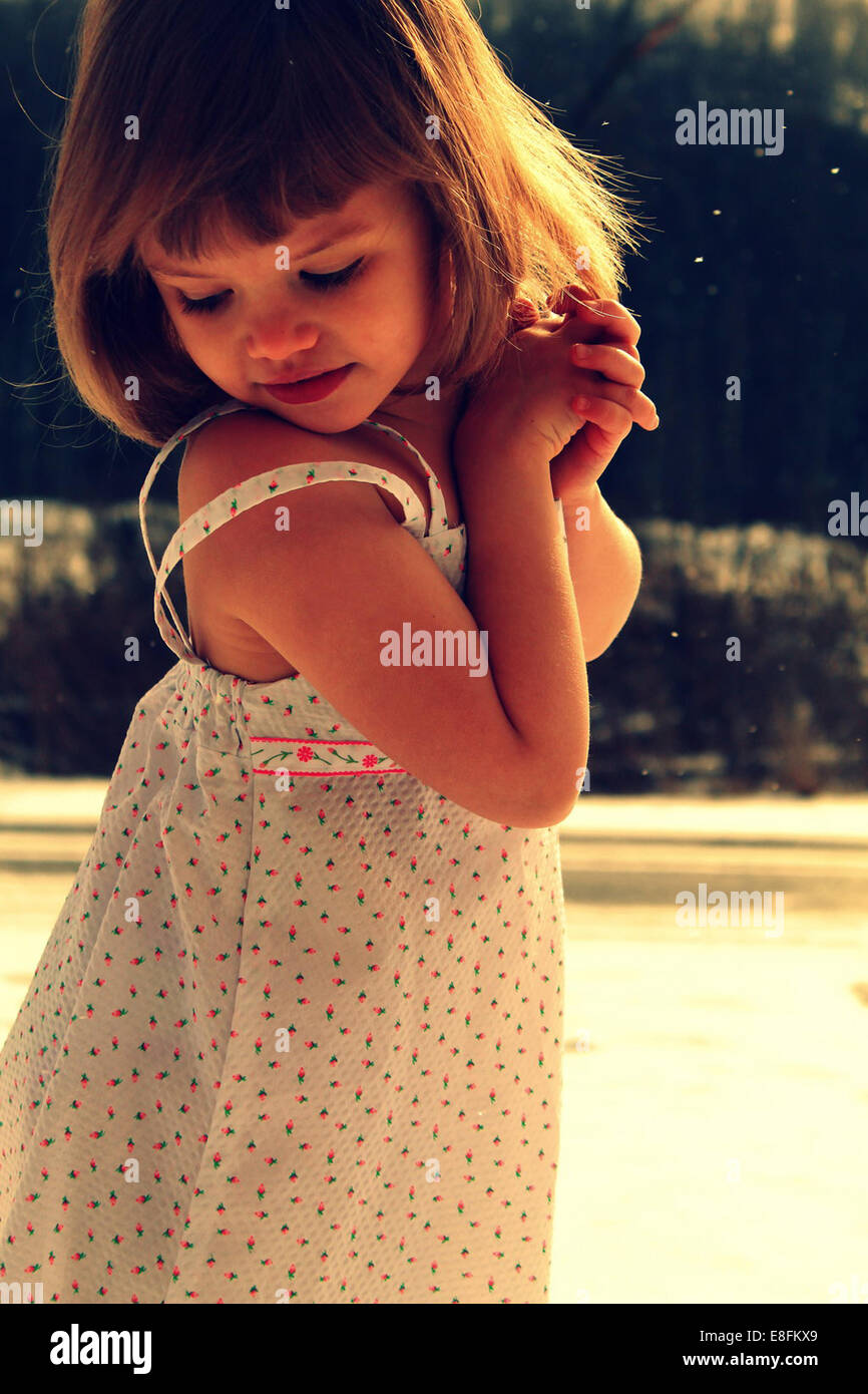 Ritratto di una ragazza sorridente in abiti estivi Foto Stock