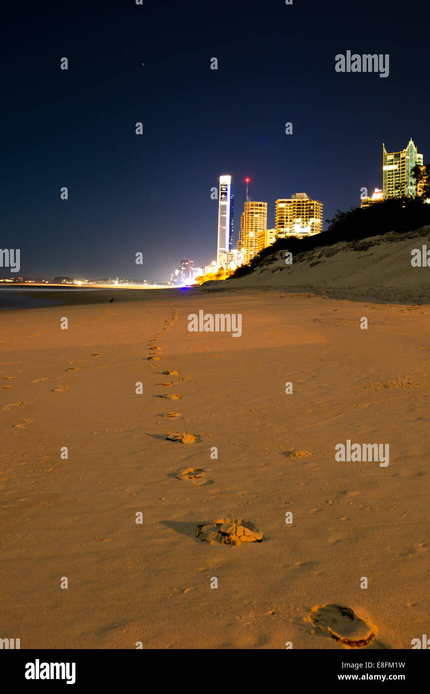 Australia, Queensland, Gold Coast, Spiaggia di Surfers Paradise a notte Foto Stock