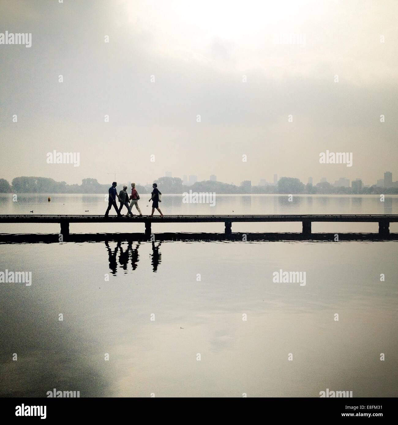 Nederland, Rotterdam, Kralingse Plas, persone attraversando ponte pedonale Foto Stock