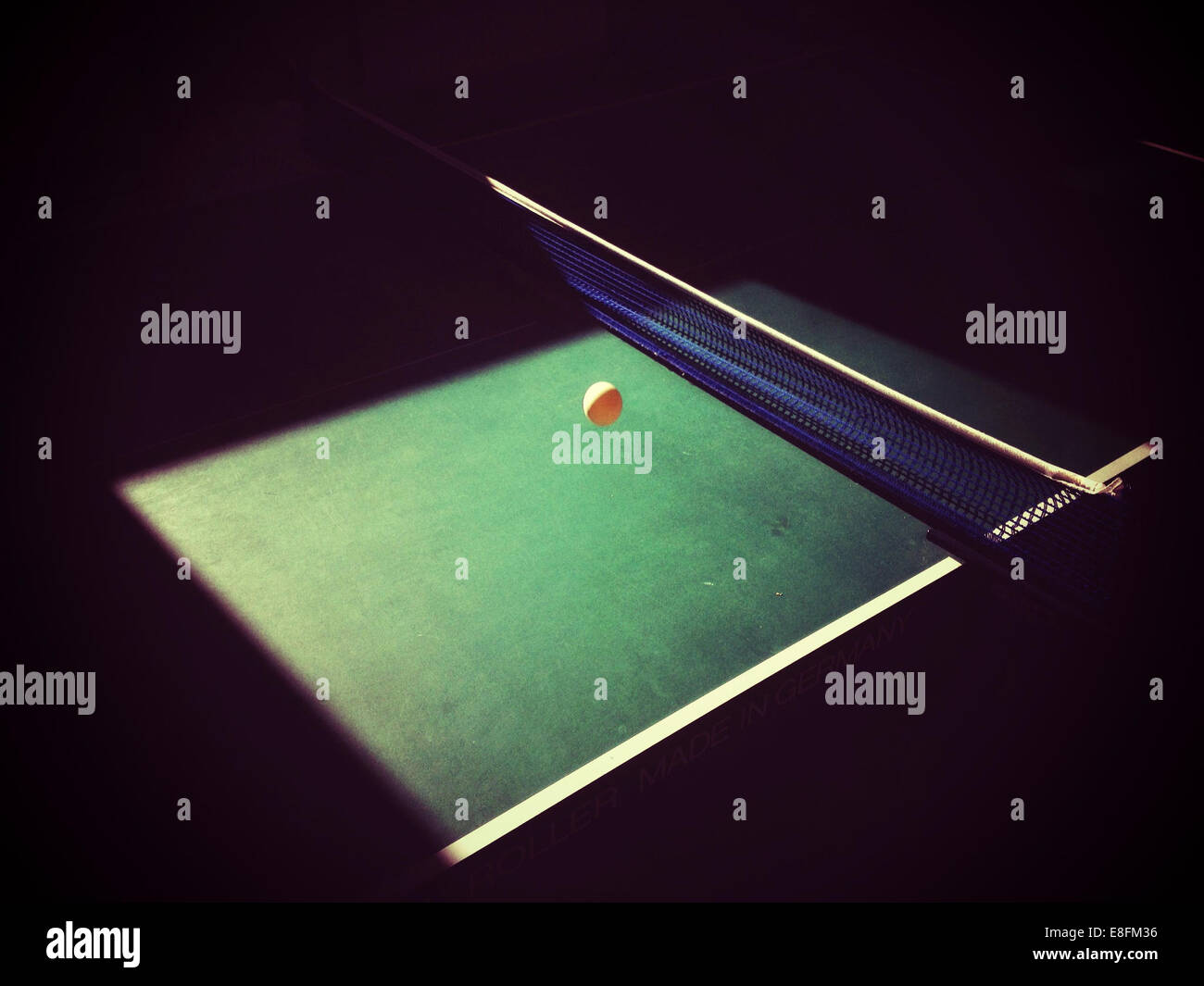 Ping pong palla su un tavolo da ping pong Foto Stock