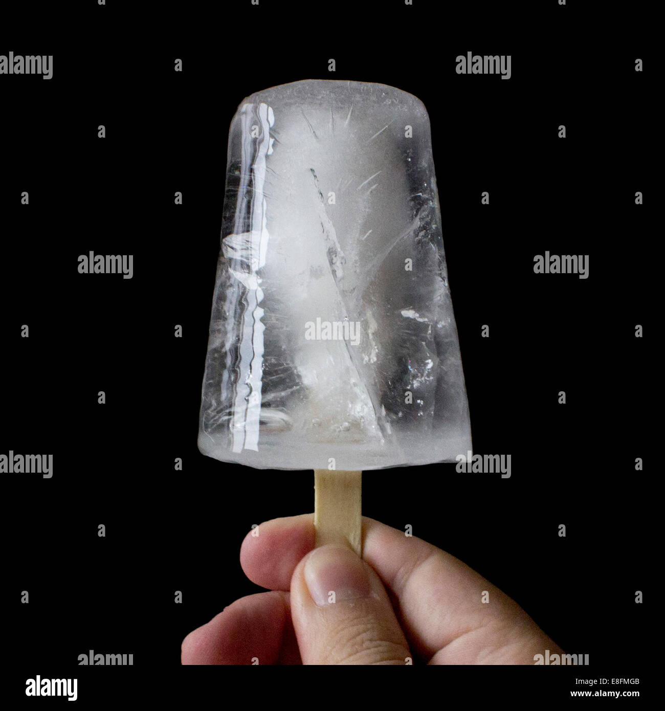 Mano umana tenendo ice-per lecca-lecca Foto Stock