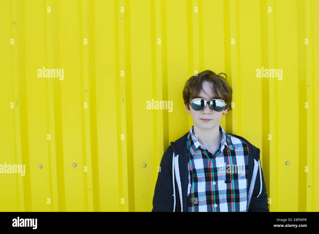 Ritratto di un ragazzo che indossa gli occhiali da sole Foto Stock
