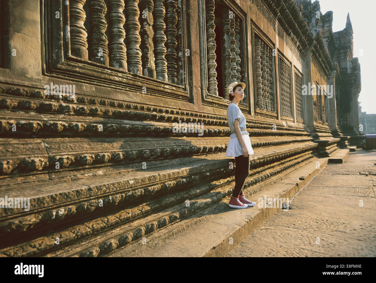 Donna che si trova fuori del tempio, Angkor Wat, Cambogia Foto Stock