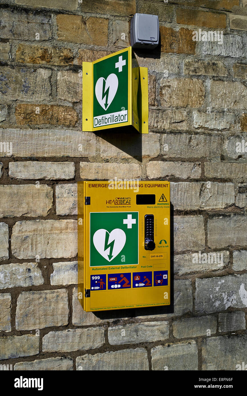 Defibrillatore CPR vita emergenza salvataggio attrezzature disponibili a Moreton in Marsh città mercato popolare con gli anziani. Inghilterra, Regno Unito Foto Stock