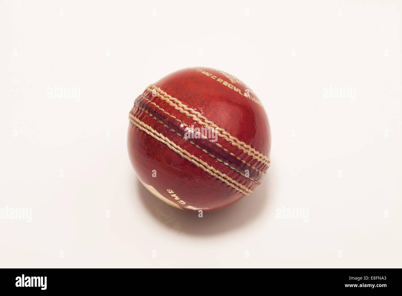 Rosso sfera di cricket Foto Stock