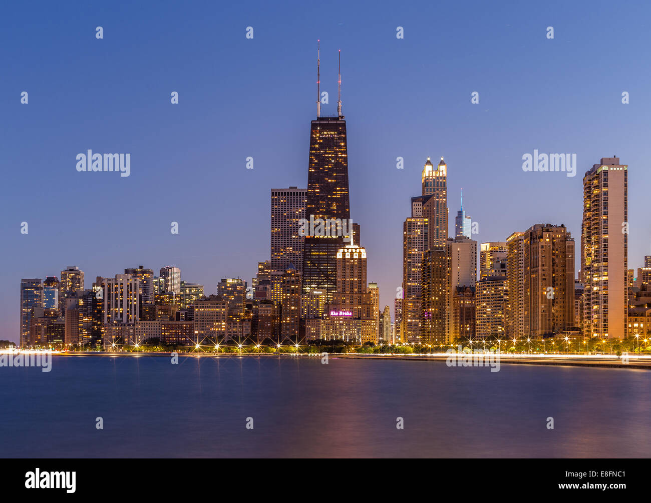 Stati Uniti d'America, Illinois, Contea di Cook, Chicago, Gold Coast, vista del molo nord al tramonto Foto Stock