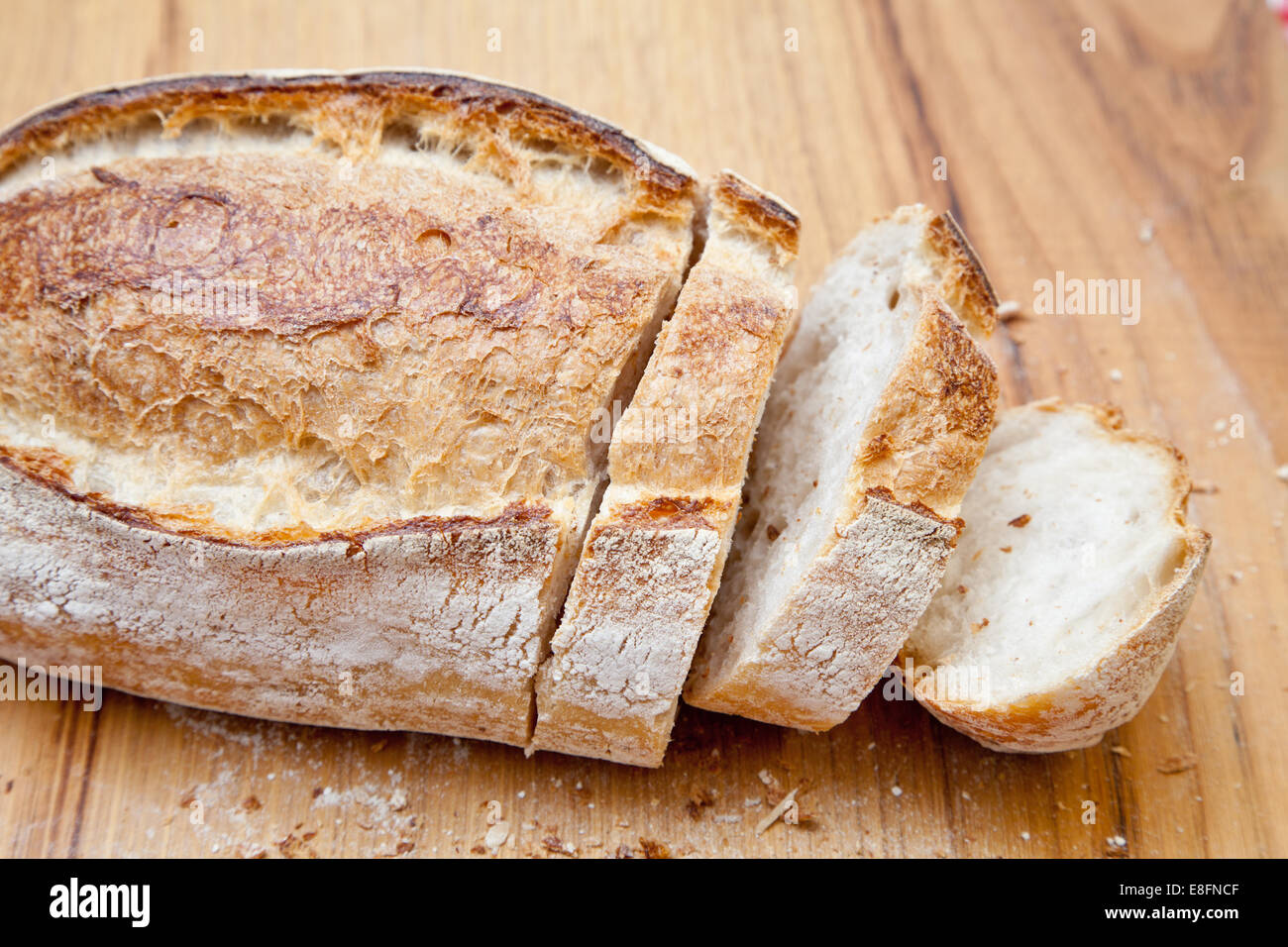 Primo piano di una pagnotta di pane fresco bianco parzialmente affettato Foto Stock