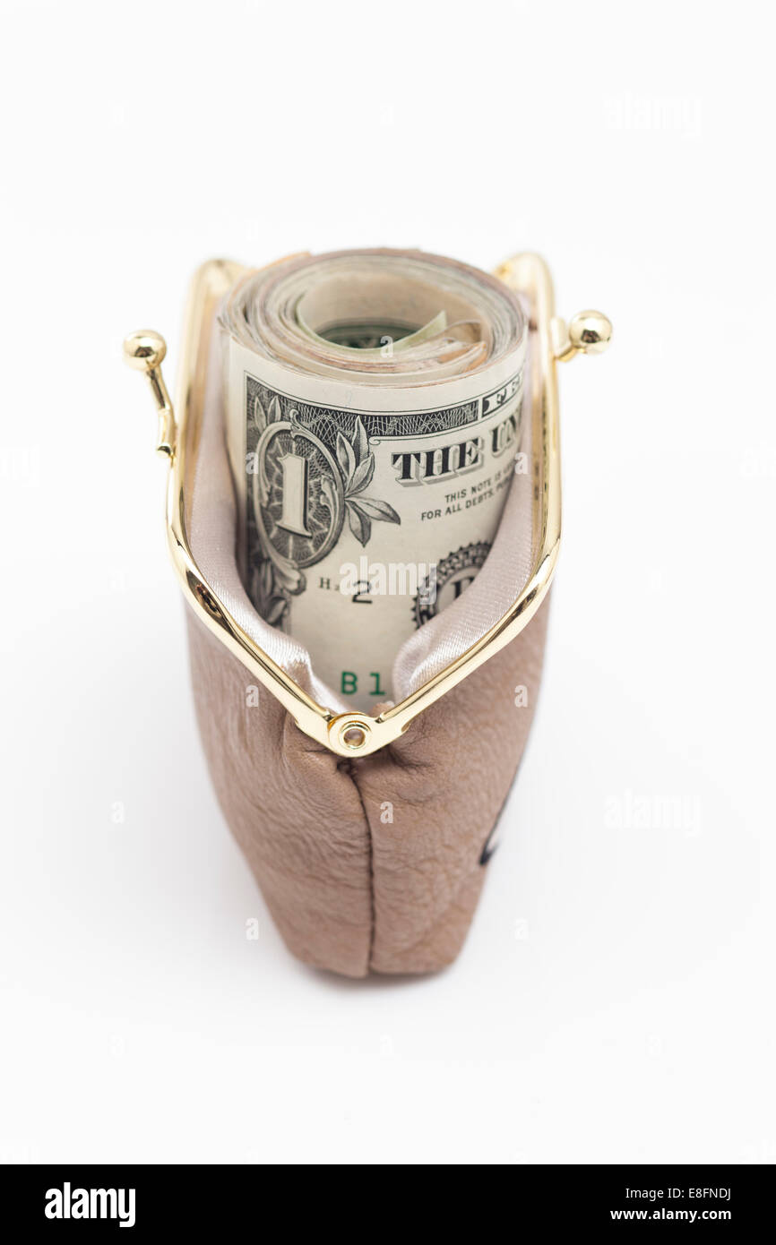 Rotolo di US Dollar Bills in una borsa Foto Stock