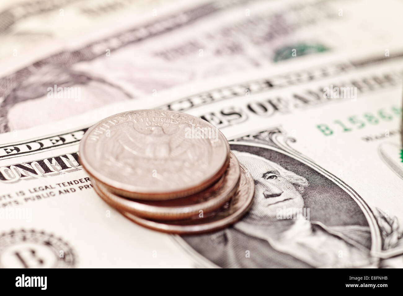 Primo piano di una pila di quarti sulle banconote americane Foto Stock