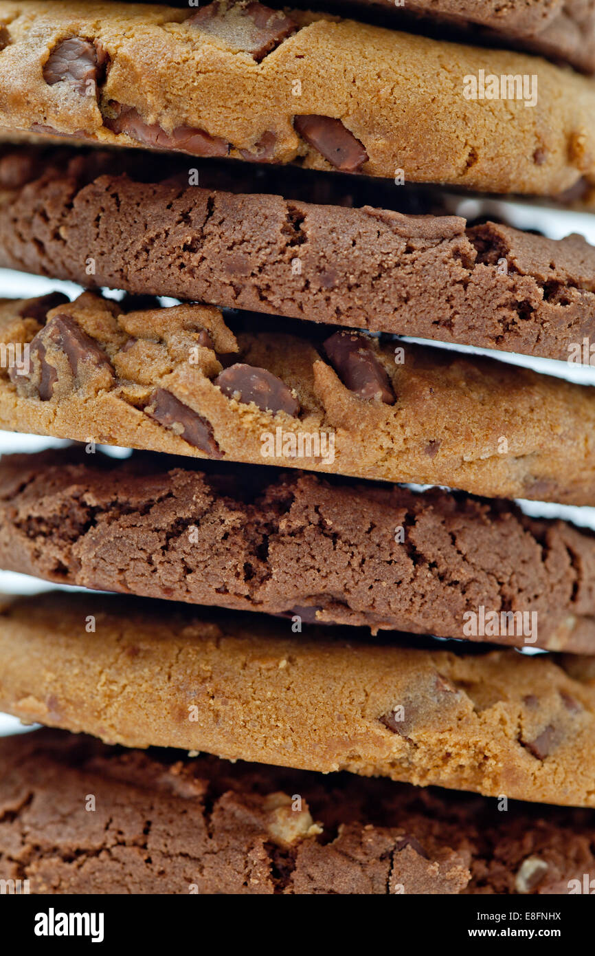 Primo piano completo di una pila di biscotti al cioccolato su un tavolo Foto Stock