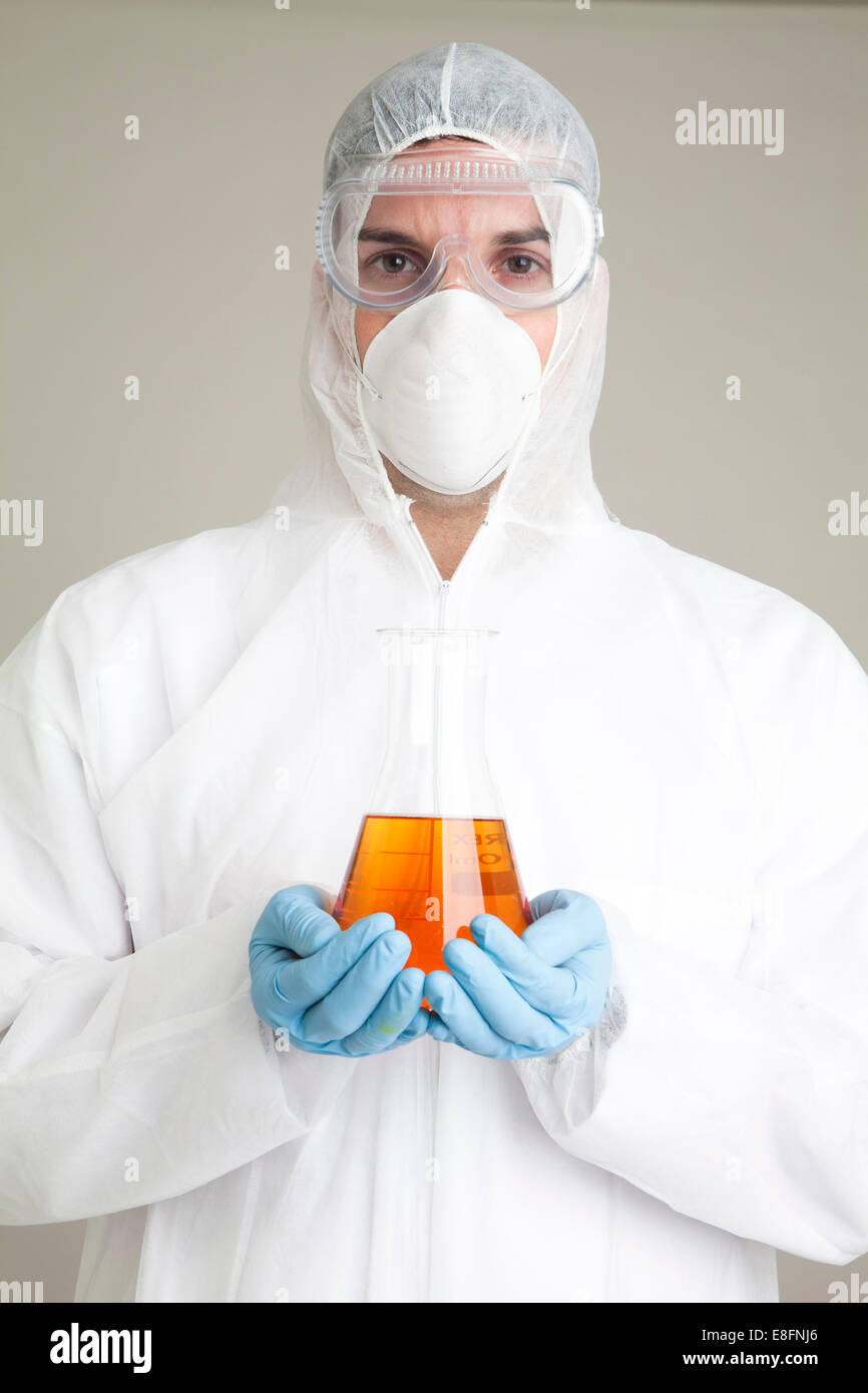 Scienziato holding matraccio conico Foto Stock