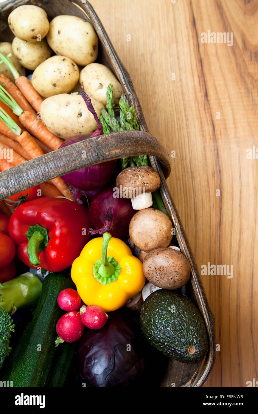 Primo piano vista dall'alto di un cesto pieno di frutta e verdura fresca assortita Foto Stock