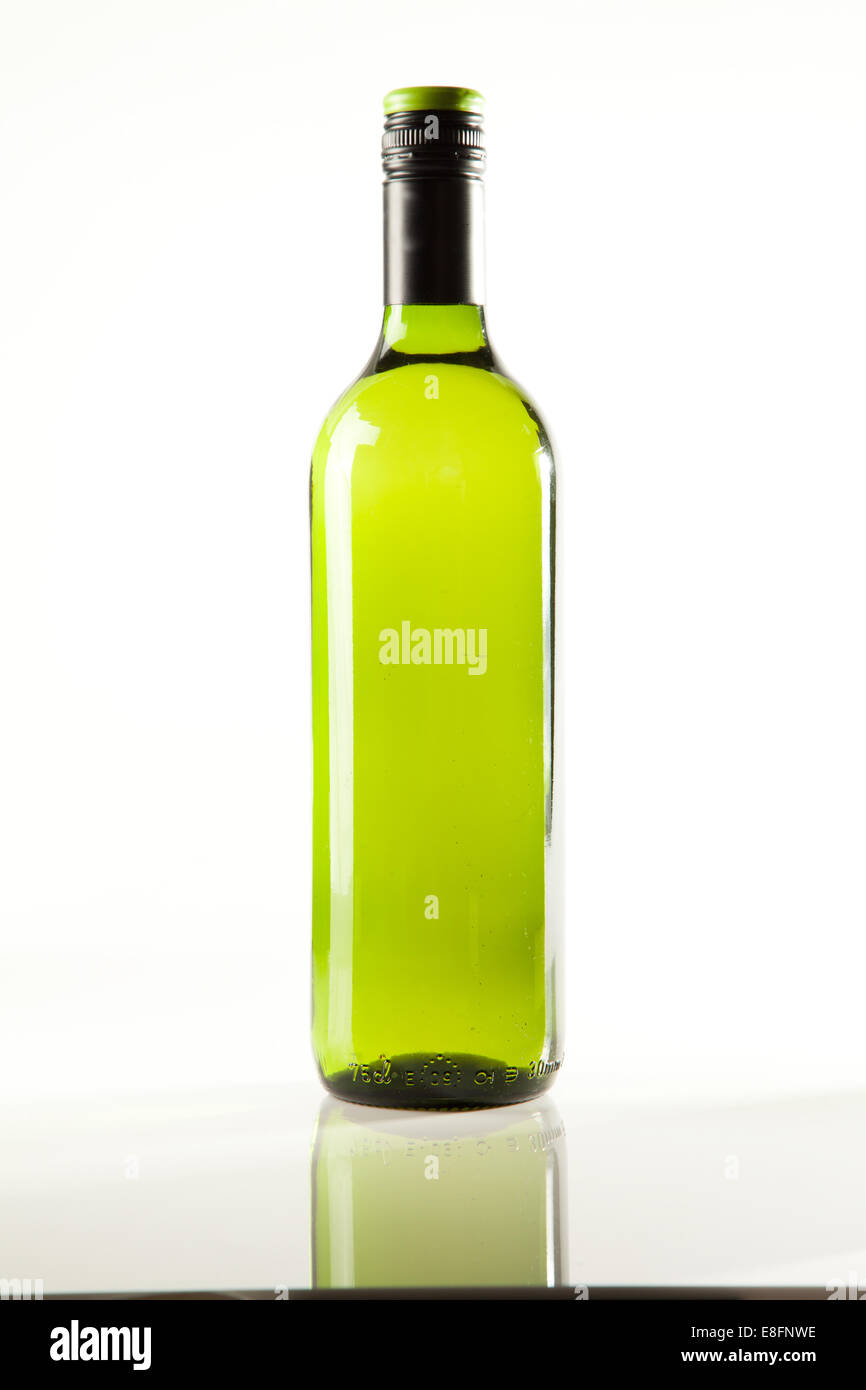 Primo piano di una bottiglia di vino bianco su un tavolo Foto Stock