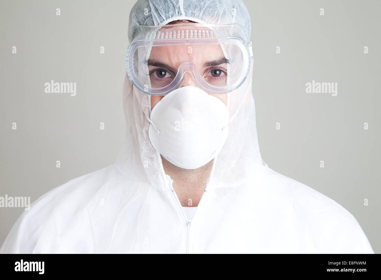 Ritratto di un uomo che indossa indumenti di protezione Foto Stock